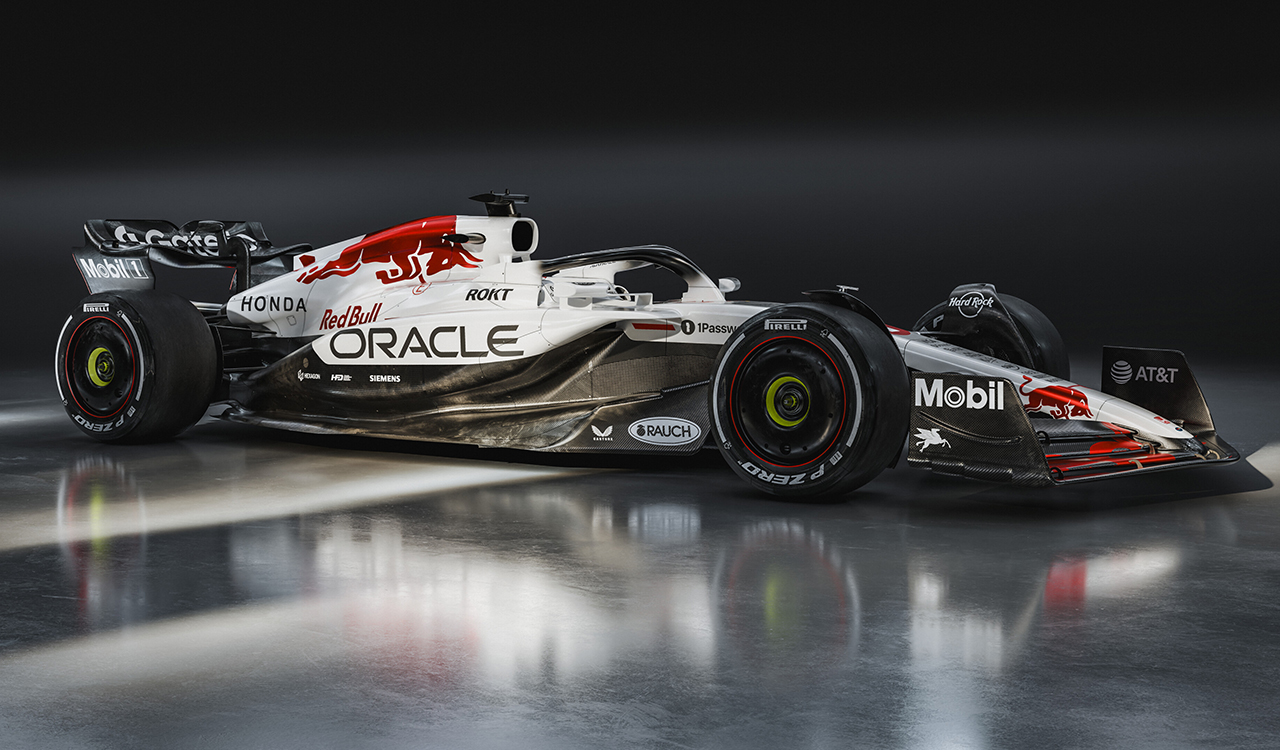 2025年F1第3戦日本GP特別カラーリングを纏うレッドブルRB21