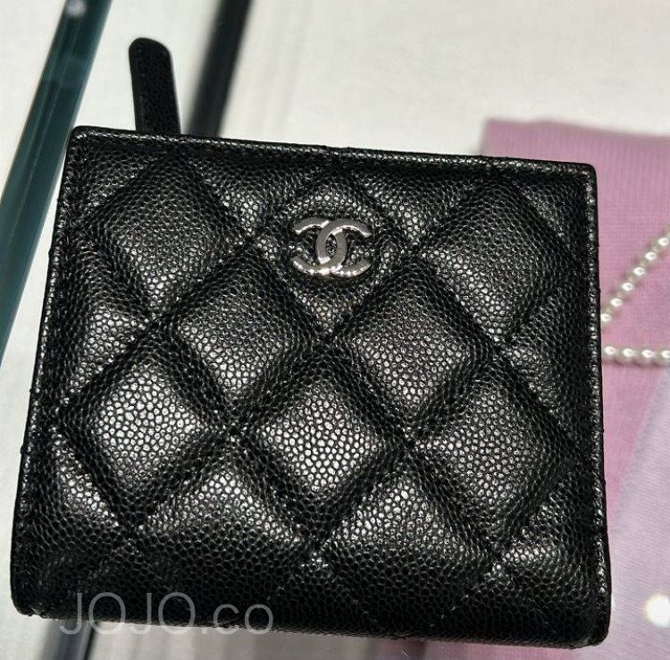 シルバーロゴ♪シンプルなデザイン》CHANEL 二つ折り財布 (CHANEL