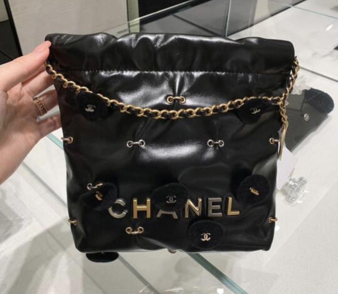 スタッズ使いがロックな印象 CHANEL 22 ミニハンドバッグ (CHANEL