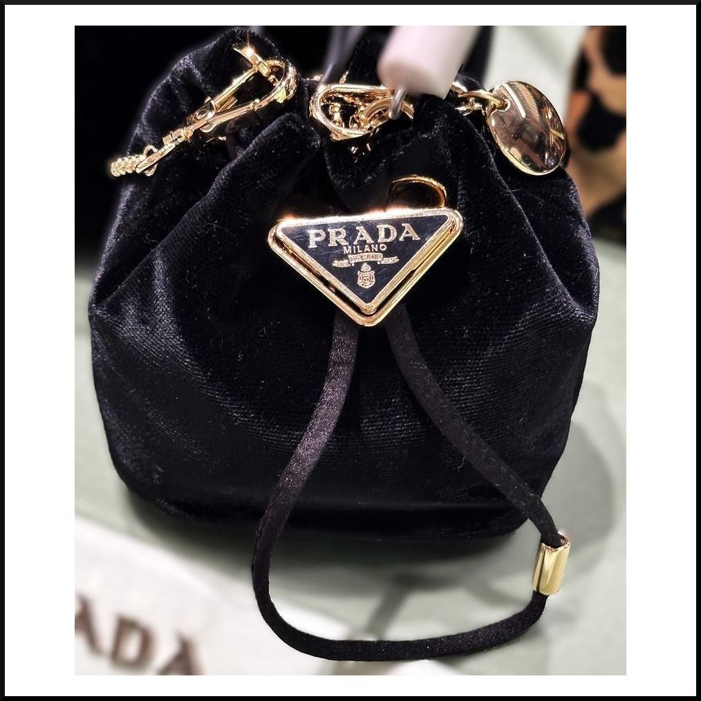 25新作 プラダ ベルベット ミニポーチ ブラック レディース (PRADA