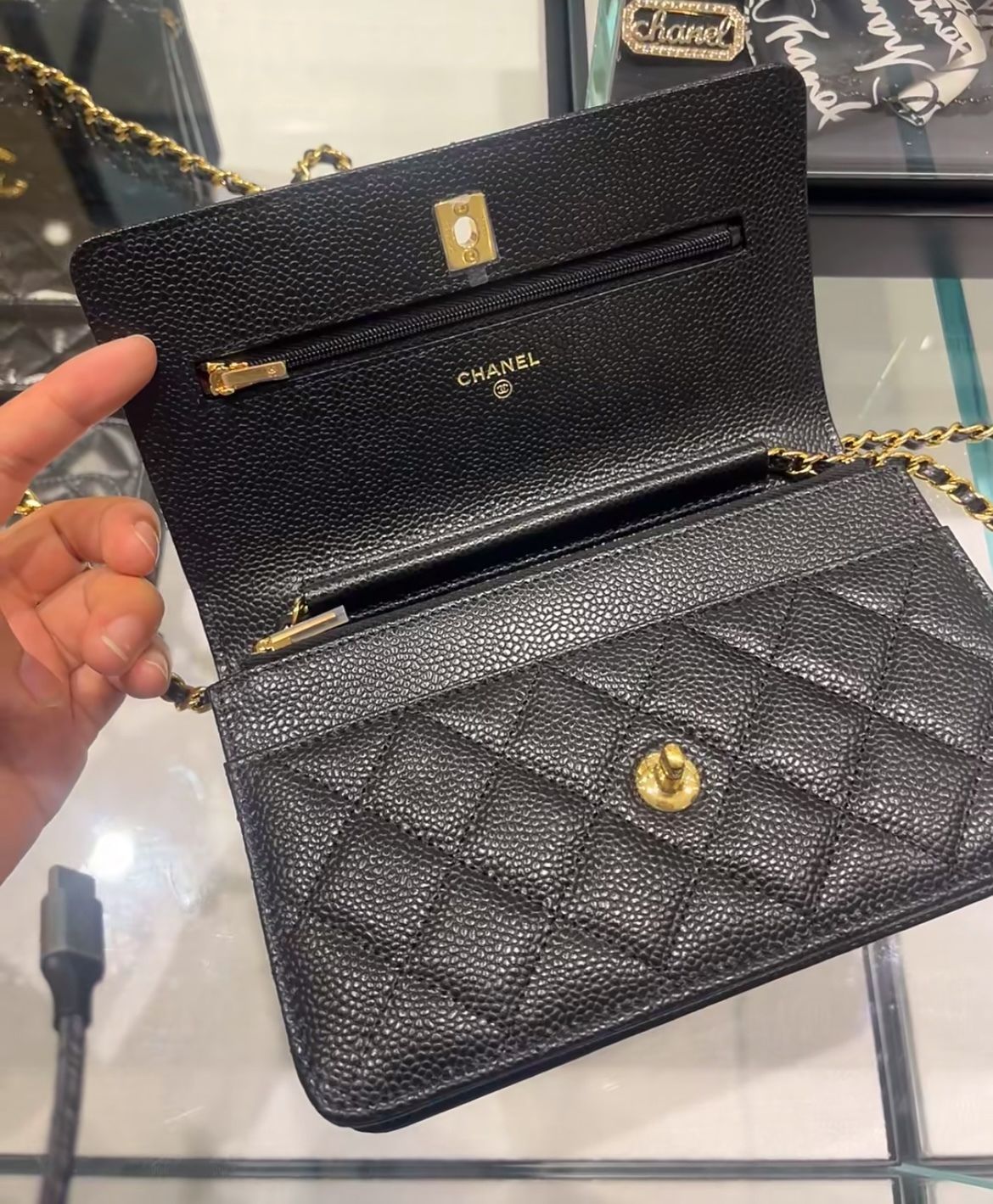 開きがターンロックに！新しくなった CHANEL チェーンウォレット