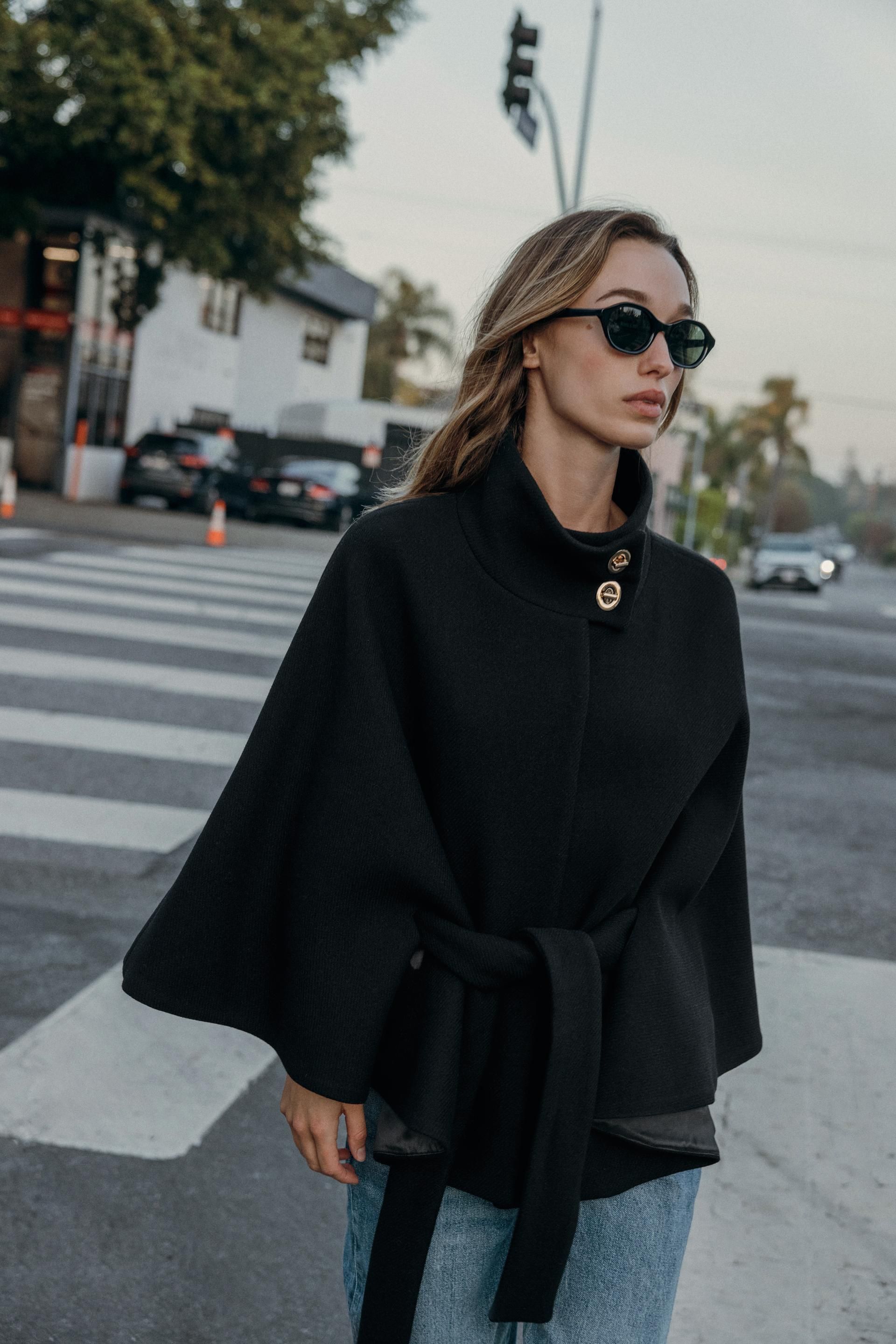 ZARA】ウール製ケープスリーブショートコート、ベルト付き (ZARA