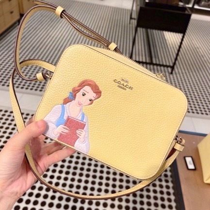 Coach&Disneyコラボ美女と野獣ベルミニカメラクロスボディバッグ