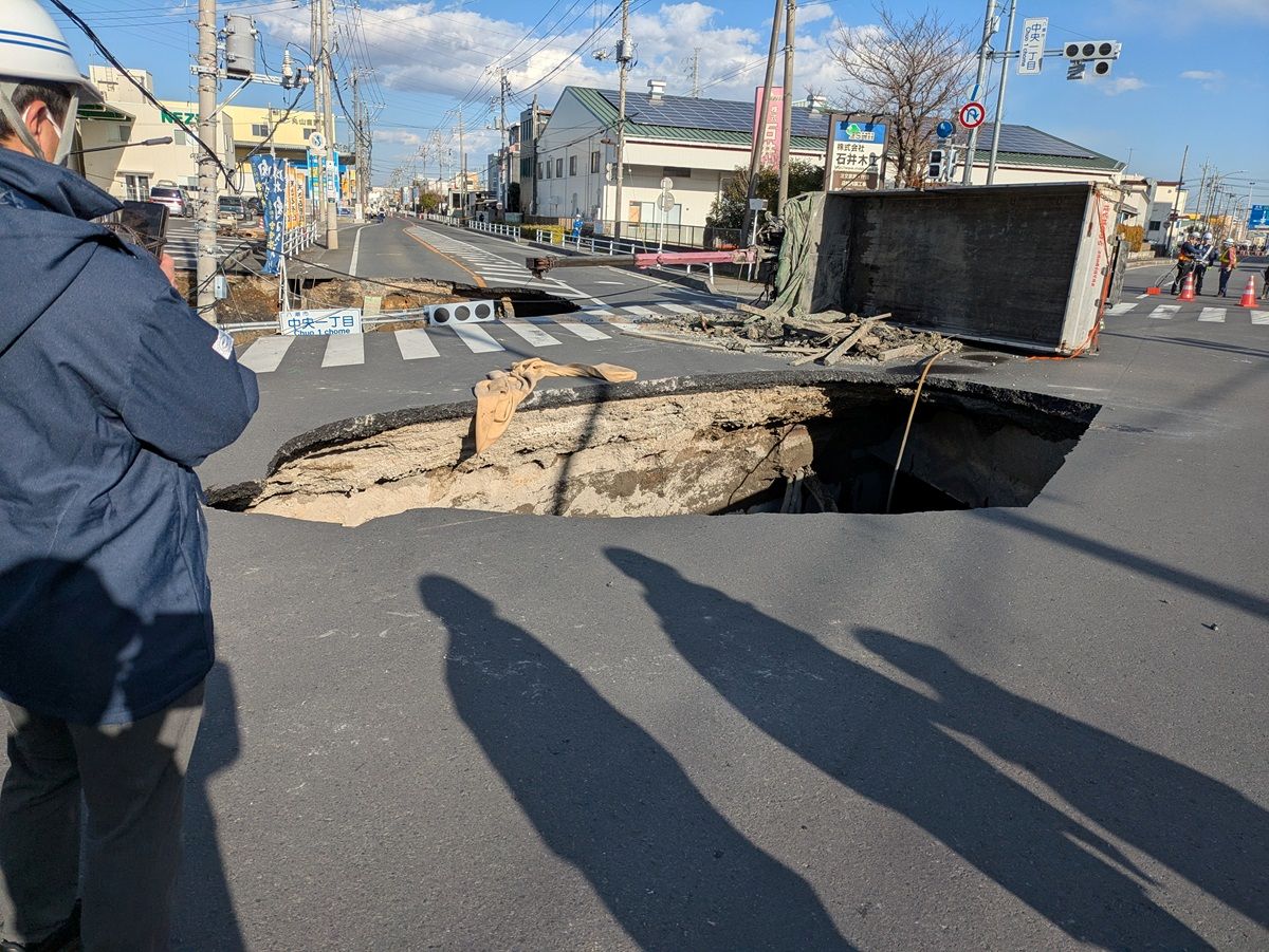 陥没箇所に隣接するマンホールで硫化水素」元都下水道局長が示す