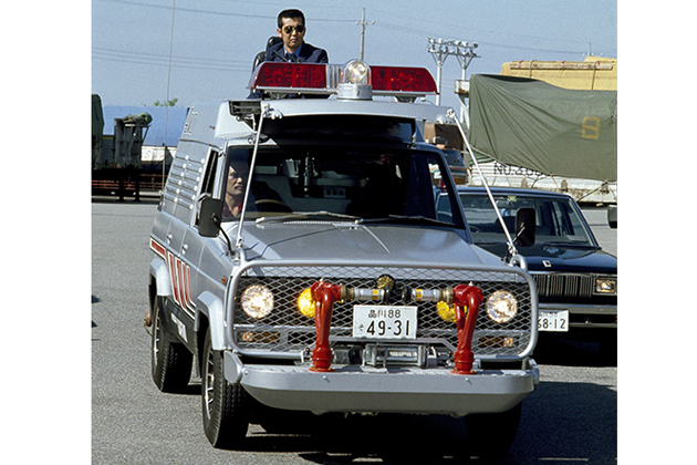西部警察「日産 サファリ 4WD」、 ゲン(苅谷俊介)の運転で30年ぶりの
