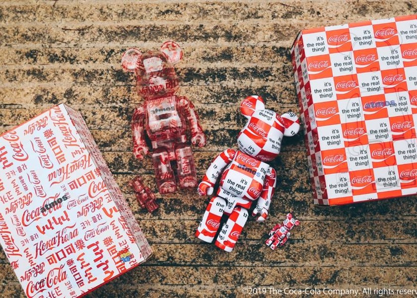 コカ・コーラ×メディコムトイ×アトモスがコラボしたベアブリックが発売
