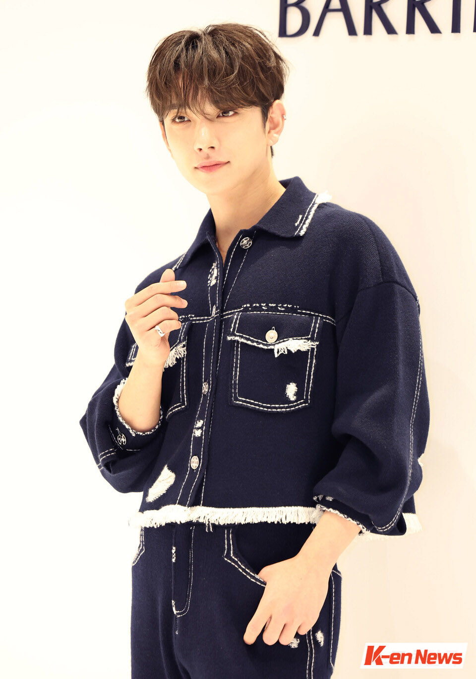 Seventeen Joshua Dazzles with Chic and Stylish Look < Photo News