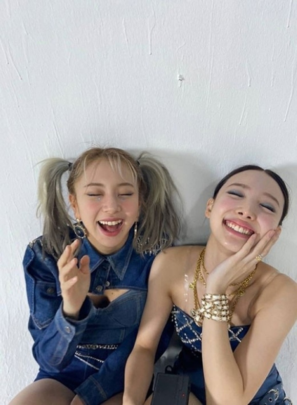 TWICE ナヨン＆チェヨン、キュートな笑顔の近況ショットを公開「青が