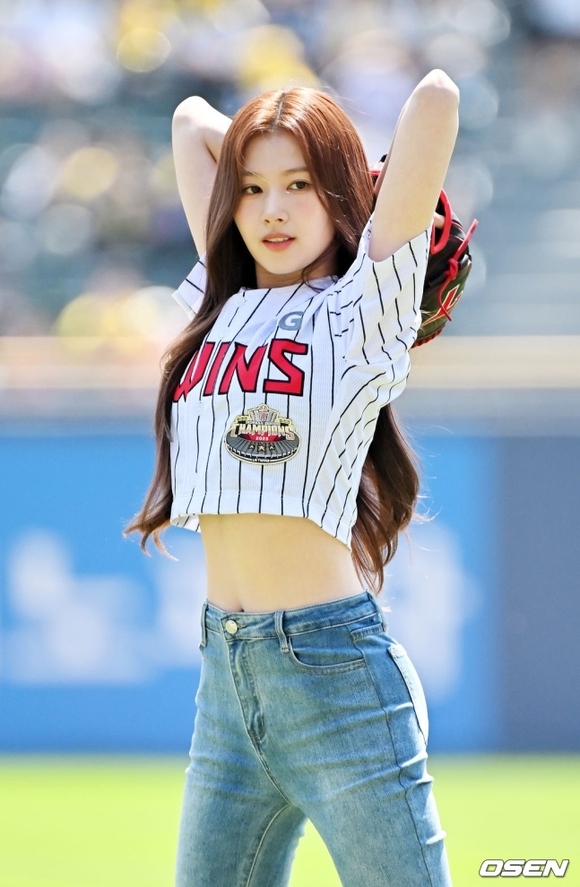 PHOTO】TWICE サナ、始球式に登場…へそ出しファッションで抜群の