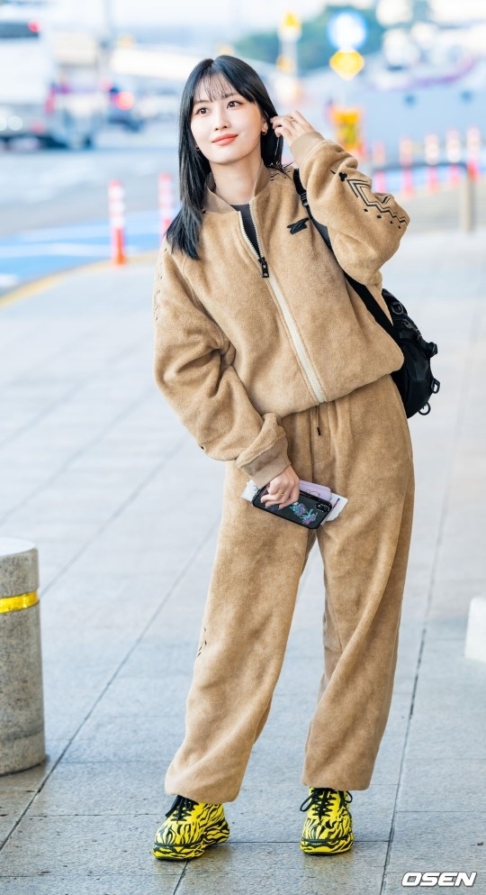 PHOTO】TWICE モモ、スケジュールのため日本へ出国…ラフなファッション