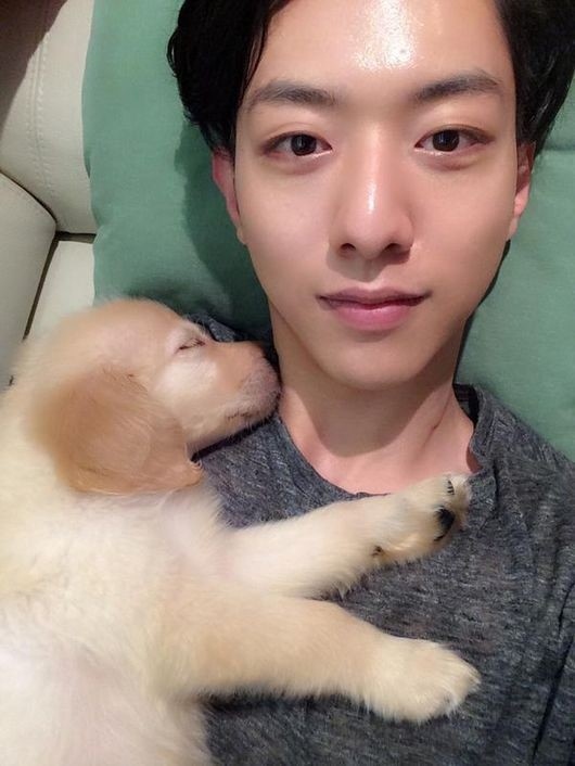 CNBLUE イ・ジョンシン、キュートな愛犬とツーショット“可愛さも二倍
