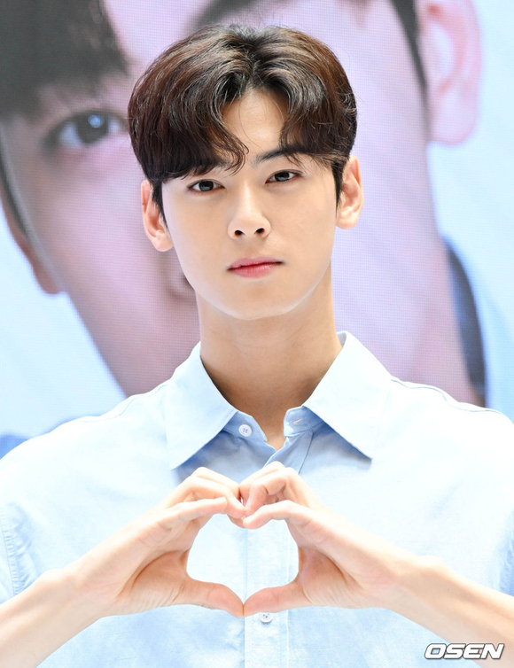 PHOTO】ASTRO チャウヌ、ファンサイン会に出席…眩しいビジュアル＆抜群
