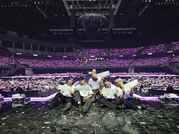 ASTRO、3年ぶりの韓国コンサートでファンと再会「ムンビンが見たがっ