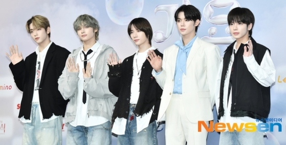 PHOTO】TOMORROW X TOGETHER「2024 SBS歌謡大典Summer」ブルー