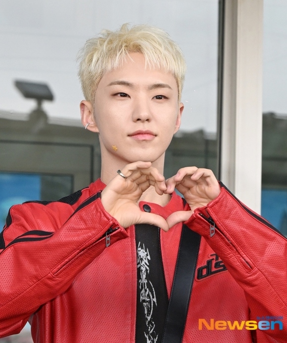 PHOTO】SEVENTEEN ホシ、ファッションショーのためイタリアへ…星の