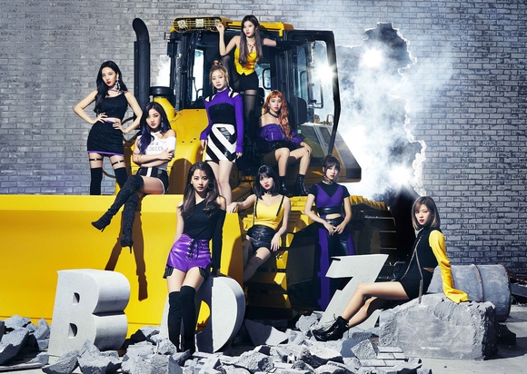 TWICE、念願の日本1stアルバム「BDZ」ジャケット写真を公開！“新たな