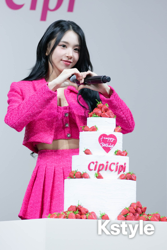 PHOTO】TWICE チェヨン、今年挑戦してみたいことは？人気コスメ
