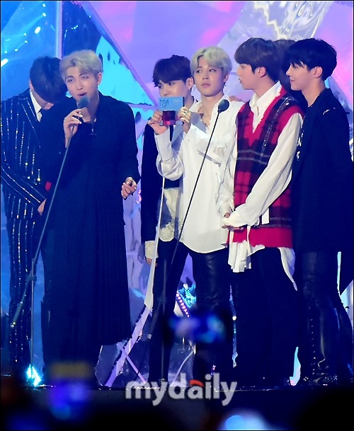 PHOTO】BTS（防弾少年団）「2018 MGA」授賞式でステージを披露