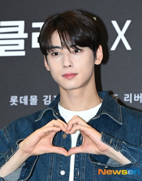 PHOTO】ASTRO チャウヌ、ファンサイン会に出席…カジュアルコーデで