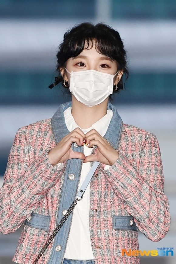 PHOTO】(G)I-DLE ウギ、スケジュールのため中国へ出国…キュートな魅力