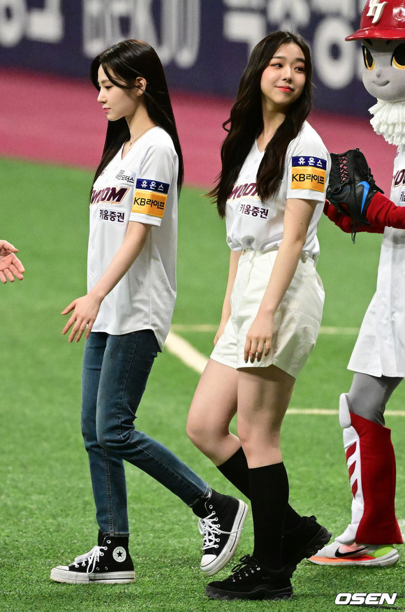 PHOTO】tripleS キム・ナギョン＆キム・チェヨン、始球・始打式に登場