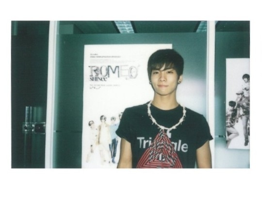SHINee ジョンヒョンさんの優しい笑顔に釘付け…思い出の写真を公開