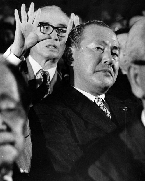 椅子から30センチ飛んだ 激戦の総裁選 田中角栄首相就任50年／上