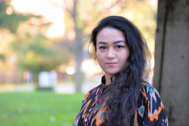 空港で父は「行け」と叫んだ ウイグル族学者と娘、10年前の約束 | 毎日新聞