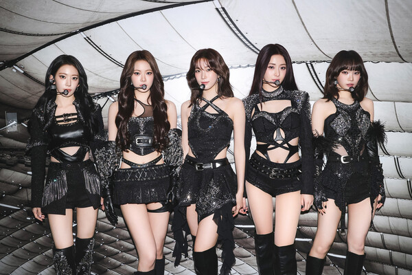 LE SSERAFIM、東京ドームを熱狂させる 日本スポーツ紙一面で「K-POP新