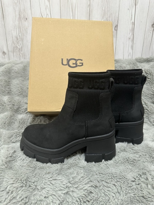 サイズ感】盛れるUGG「ブルックリンチェルシーブーツ」が美脚見え確実