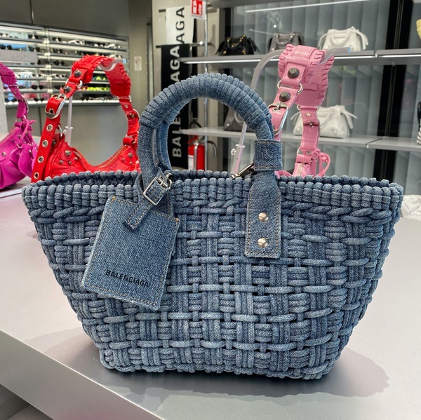 今年の大本命かごバッグはこれだ!】は、BALENCIAGA(バレンシアガ)の