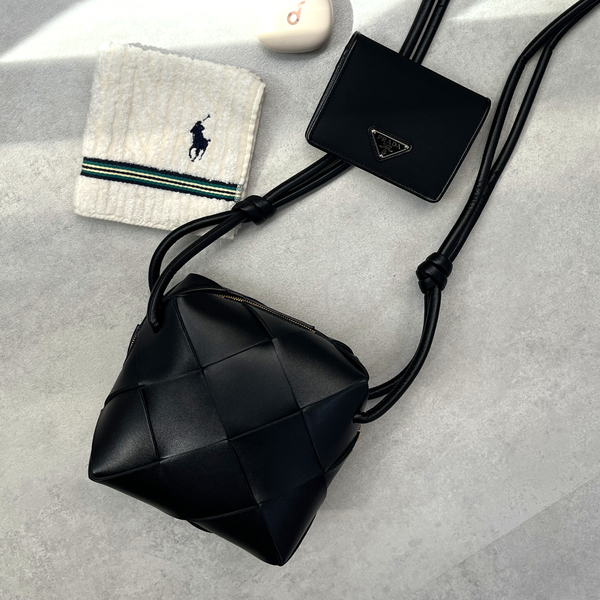 10万円台で叶う♡ボッテガ「ミニカセット・カメラバッグ」がスゴい