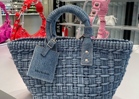 今年の大本命かごバッグはこれだ!】は、BALENCIAGA(バレンシアガ)の