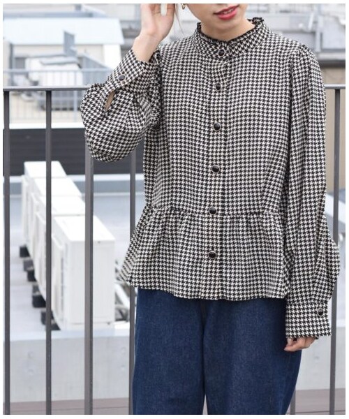 w closet（ダブルクローゼット）の「千鳥柄ぺプラムギャザーブラウス