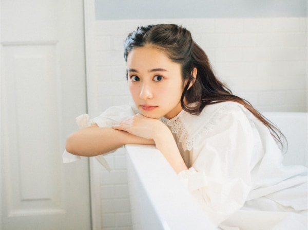 ドキッとする大人っぽい姿に注目！ 堀田真由、カレンダー発売決定