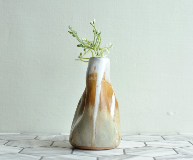 台湾 heyusoapstudio・手びねり陶器の花器・陶土製・自然釉薬の色合い
