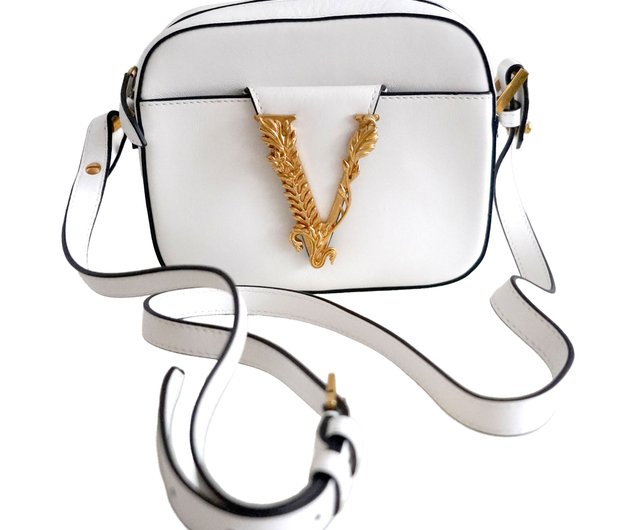 香港 VERSACE 白いレザーのクロスボディバッグと金色のVロゴ Mr.Travel