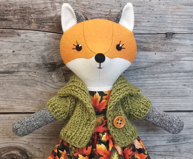 ロシア オレンジ色のキツネの女の子、手作りのウールのぬいぐるみ