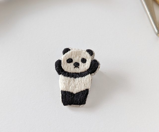 ばんざいパンダ 刺繍ブローチ mopsi | ブローチ - Pinkoi