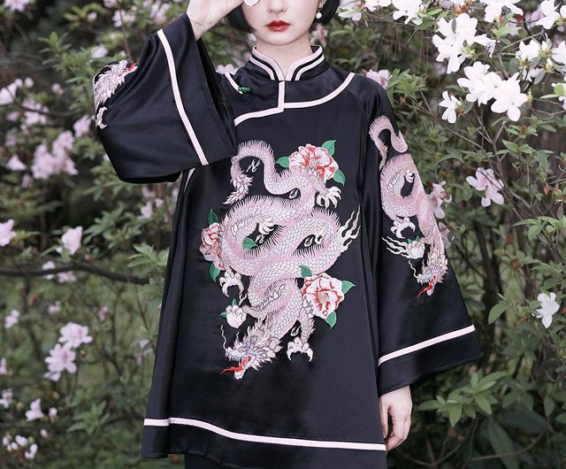 送料無料】刺繍 チャイナ風トップス｜ドラゴン×椿｜レトロ NUNUYU - Pinkoi