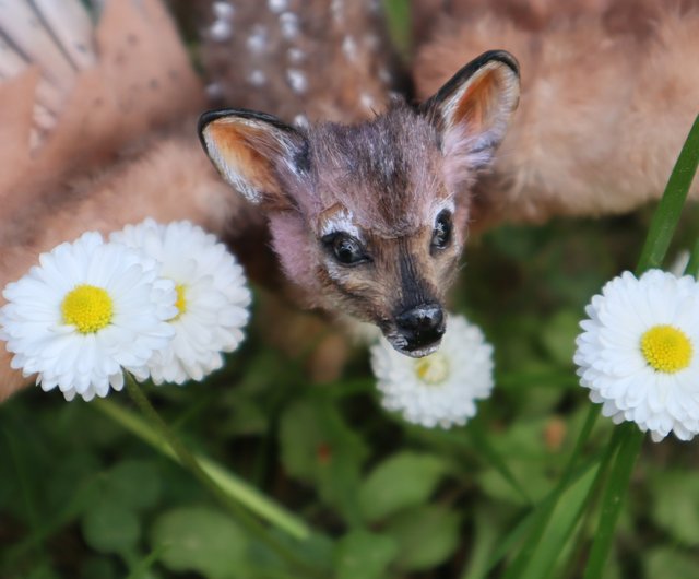 アゼルバイジャン 鹿の翼を持つファンタジー動物のぬいぐるみ！ ポーズ