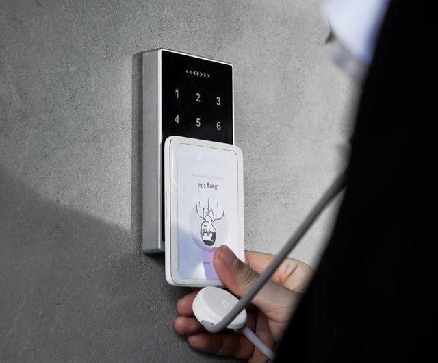 台湾 The Dual 首掛けストラップ二刀流 | スマホストラップ × IDカード