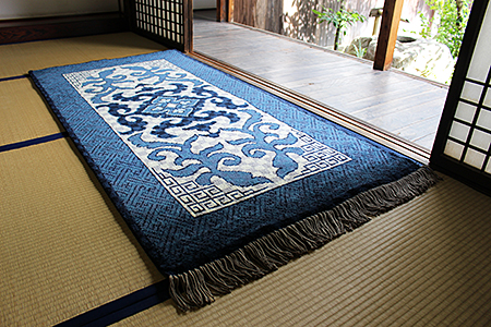 鍋島緞通【手織り】95×191cm 蔓花菱に雷文すかし市松：D253-024 | 佐賀