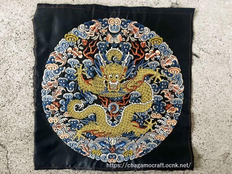苗族（ミャオ族）金色の龍・龍神の刺繍布 （約31×31cm