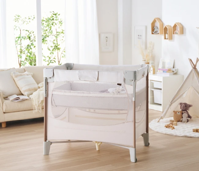 コンパクトにたためるベビーベッド「ココネルエアーリュクス