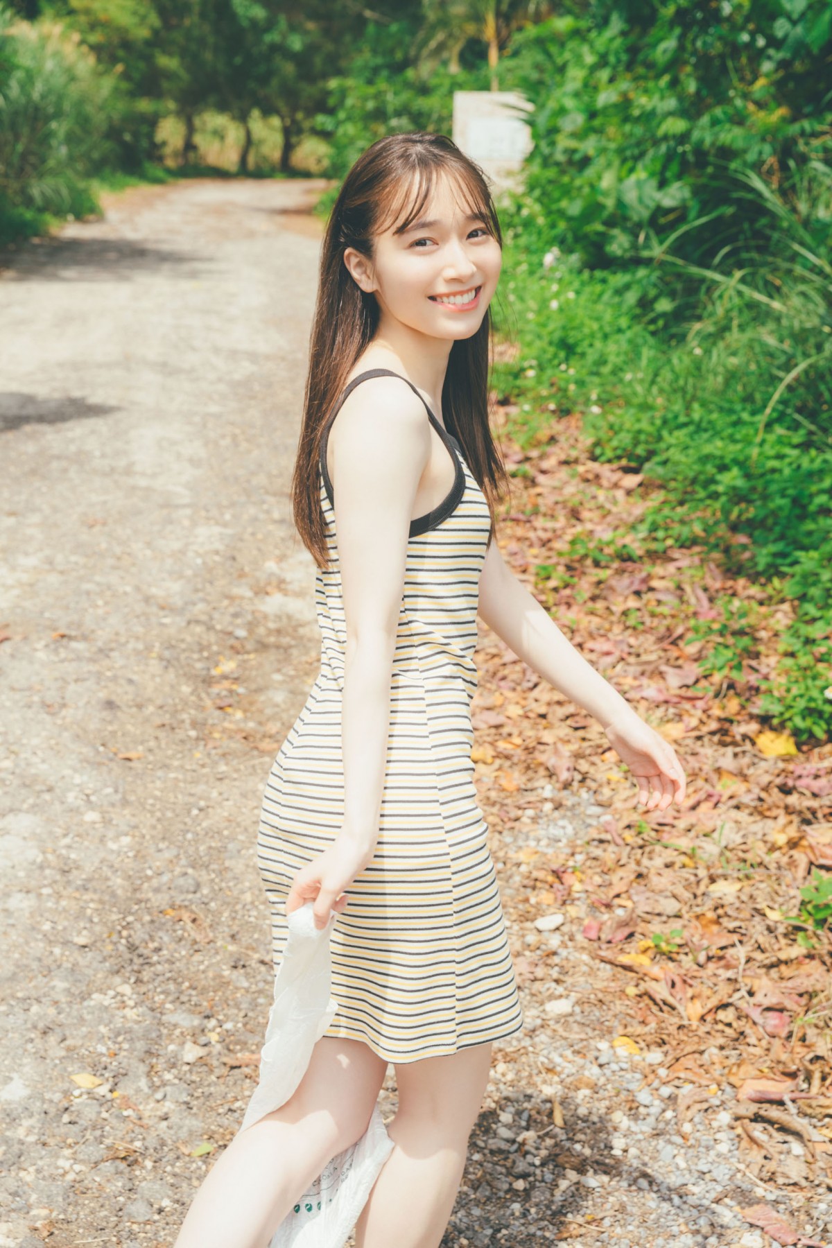 櫻坂46守屋麗奈、幸せな表情でこちらを見つめデート気分 写真集第3弾