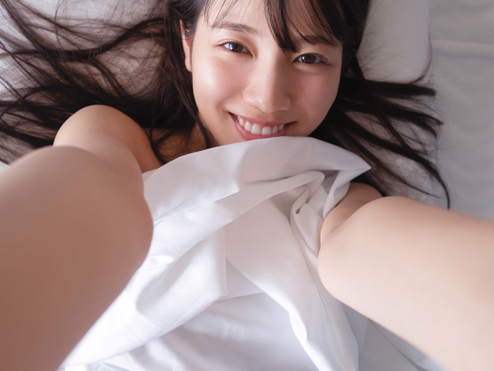 日向坂46河田陽菜、タンクトップ姿でおちゃめなポーズ 12万部写真集の