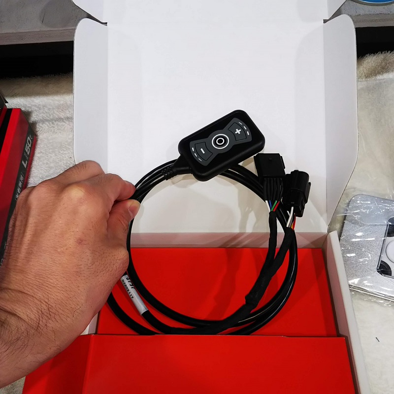 スロットルコントローラーの取り付け｜ボルボ専門店コクスン