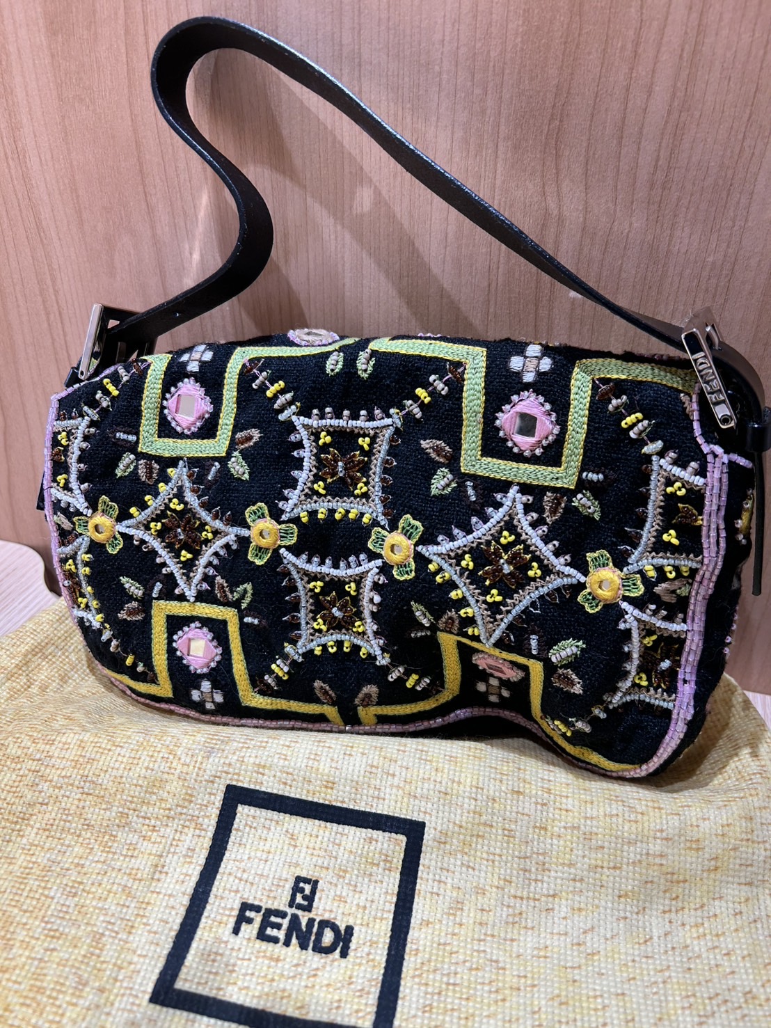FENDI フェンディ】20SS マンマバケット ビーズ 刺繍 ハンドバッグ を