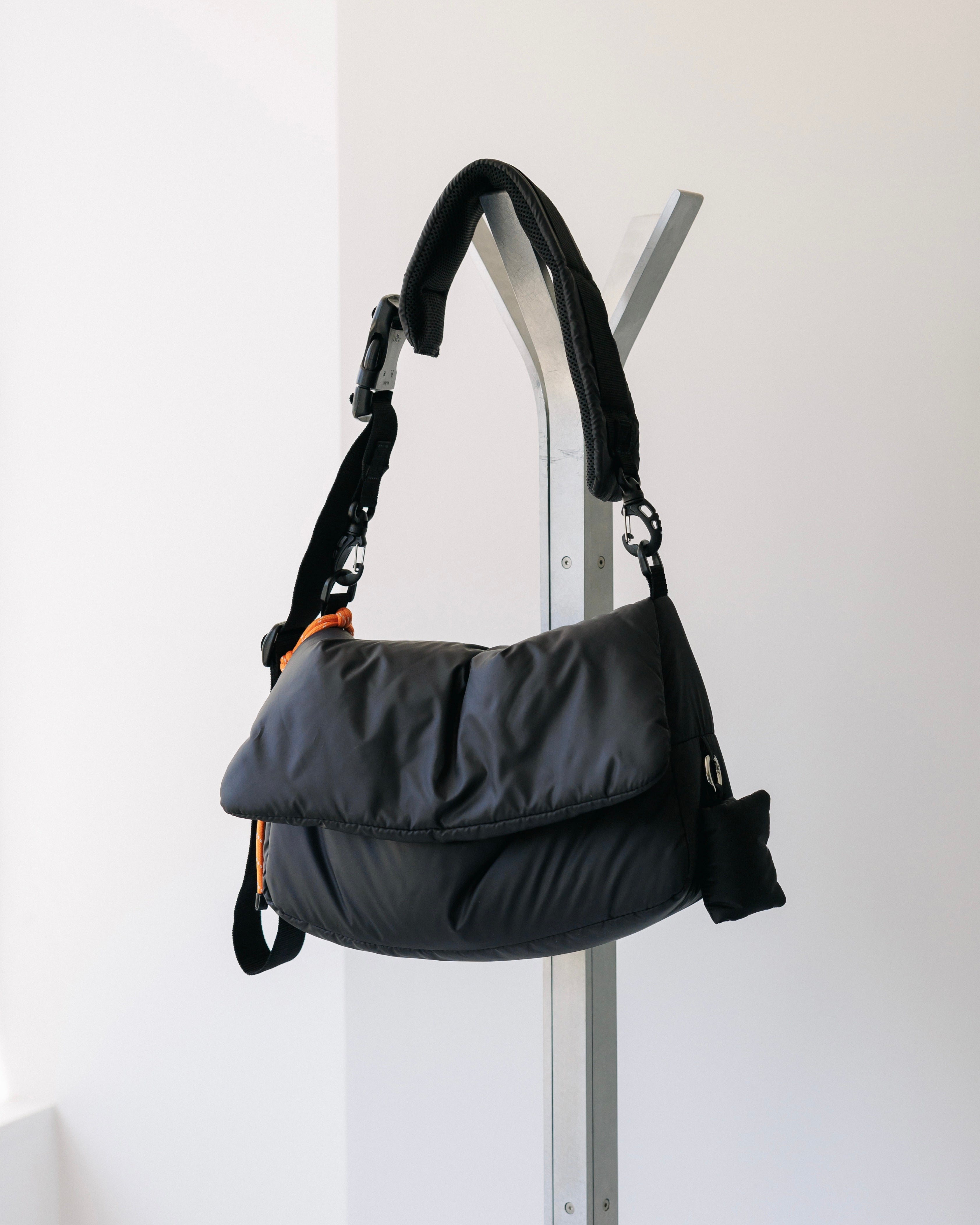 PADDED FLAP HOLIDAY BAG(BLACK)